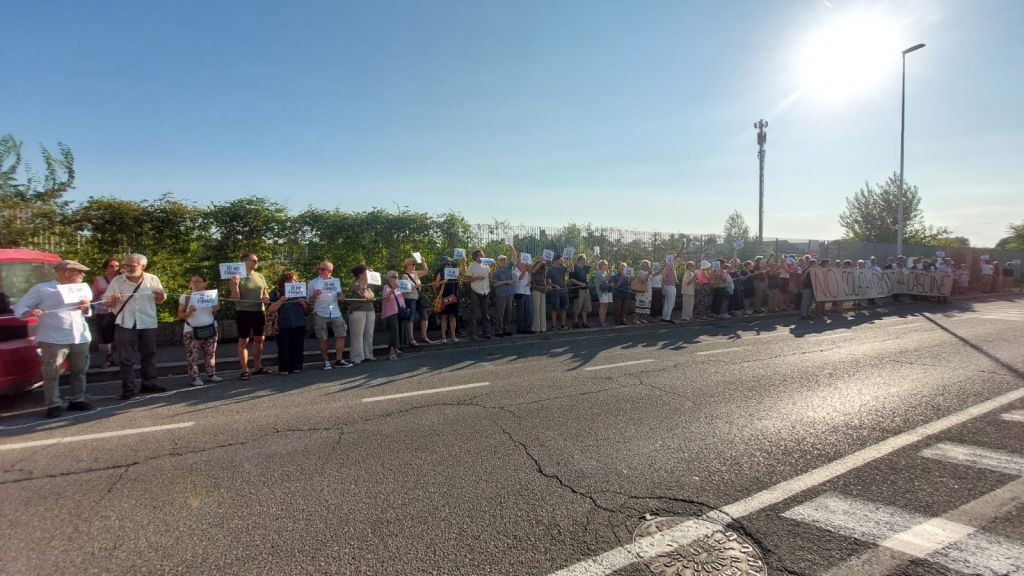 Catena umana per le 4.342 firme per salvare le Cascine. A settembre parte la terza fase della campagna.
